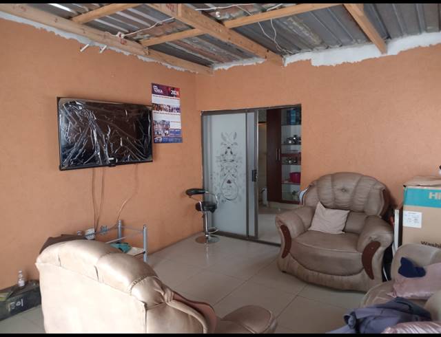 4 BEDROOM HOUSE FOR SALE IN LAKESIDE